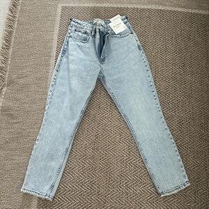 NWT They say skinny but I would say they’re in between skinny and straight leg.